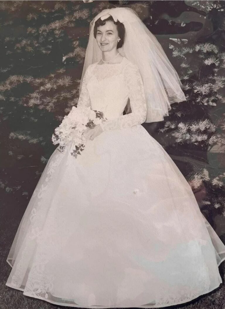 bride-wears-grandma-s-wedding-dress-from-1961-down-the-aisle-that-she-stored-in-a-garbage-bag